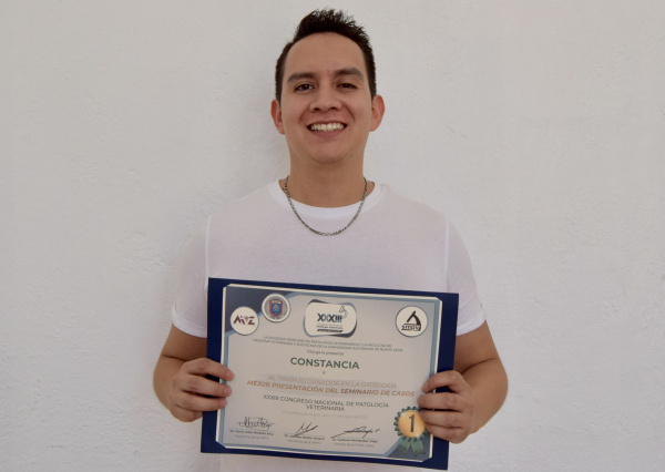 Reconocen a Profesor UG en el XXXIII Congreso Nacional de Patología Veterinaria