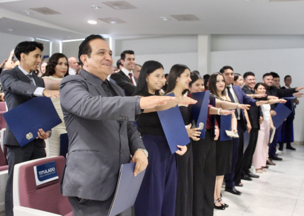 DICIS reconoce a su comunidad egresada en emotiva ceremonia de titulación 