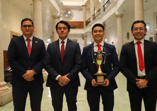 Estudiantes de Derecho UG se llevan el ‘Campeón de campeones’ en competencia nacional de litigación oral 