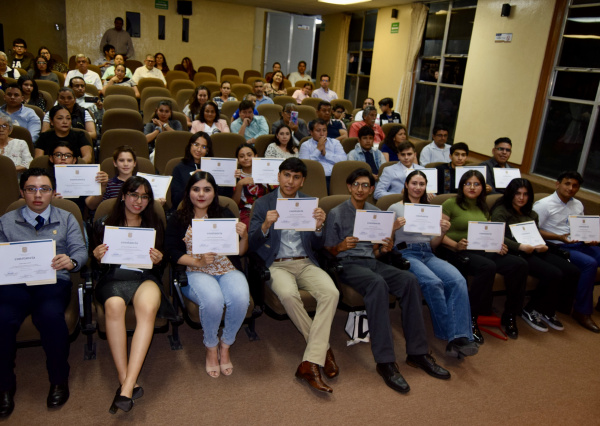 Aprenden Inglés para aumentar su competitividad profesional en los Centros de Educación Continua de Irapuato y Salamanca