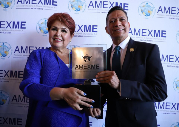 AMEXME Capítulo León otorga reconocimiento al Dr. Guerrero Agripino por su labor en la UG 