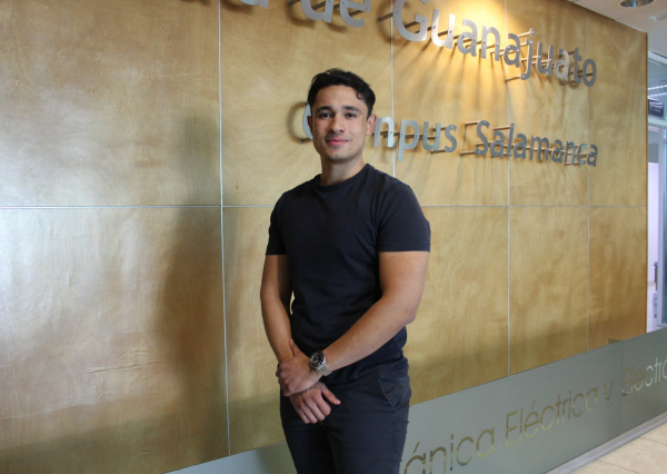 Estudiante UG presenta proyecto de sensor de fibra óptica para detección de vibraciones en congreso internacional