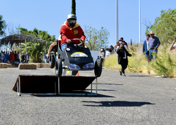 Estudiantes ponen destreza y conocimientos en acción en los “Crazy Cars” 