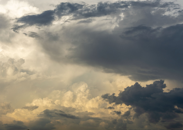 Calor, lluvias, ráfagas de viento y descenso de temperatura: meteorólogo de la UG advierte cambios en las condiciones del tiempo