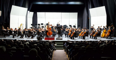El romanticismo del tango enamora a asistentes al concierto de la OSUG  