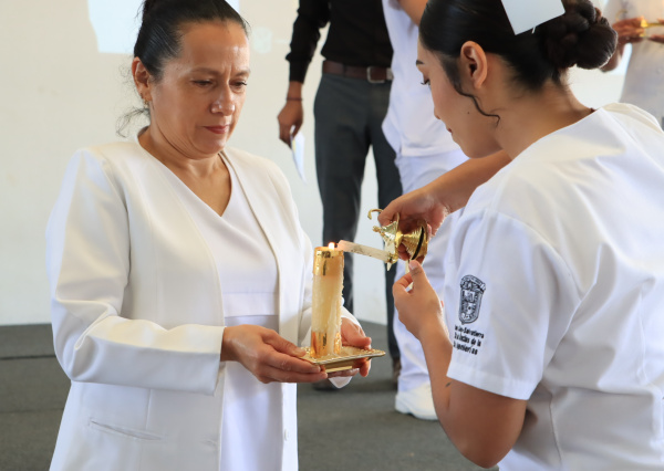 Estudiantes de la Licenciatura en Enfermería y Obstetricia reciben “la luz del conocimiento” en la ceremonia de Pase de la luz