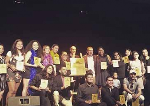 Estudiantes de la UG develan placa de 100 representaciones de obra de teatro en la CDMX