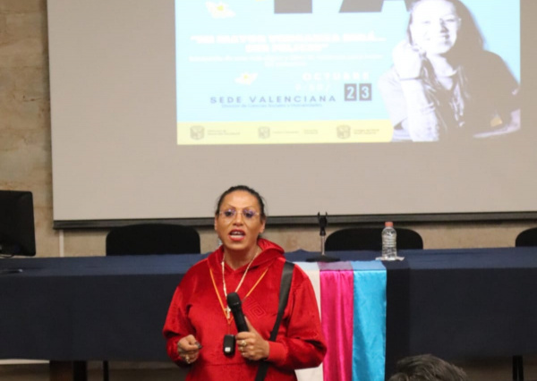 La activista Kenya Cuevas exhorta a la comunidad universitaria a la empatía y el respeto a la diversidad