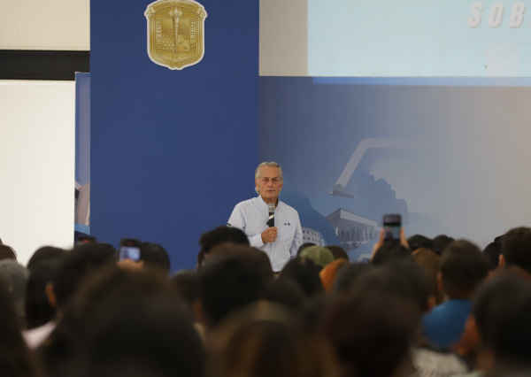 Conmueve Eduardo Strauch a la comunidad universitaria con su historia de vida