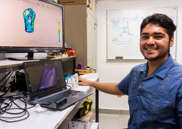 Estudiante de la UG crea soluciones ortopédicas con herramientas de la industria 4.0