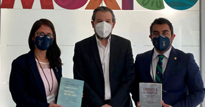 Entregan al Sistema Nacional Anticorrupción tratados académicos UG en la materia