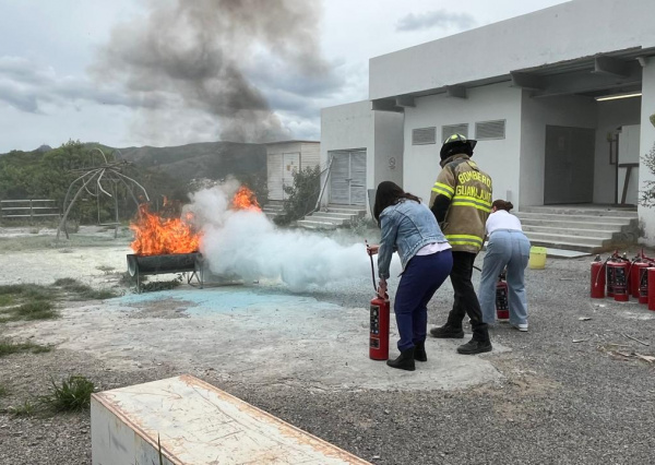 Brigadas del Campus Guanajuato de la UG se capacitan en manejo de extintores