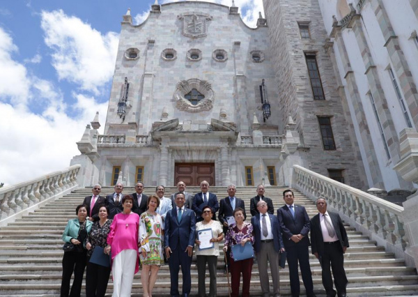 Reconocen a Generación 1967-1971 de Abogados y Notarios UG