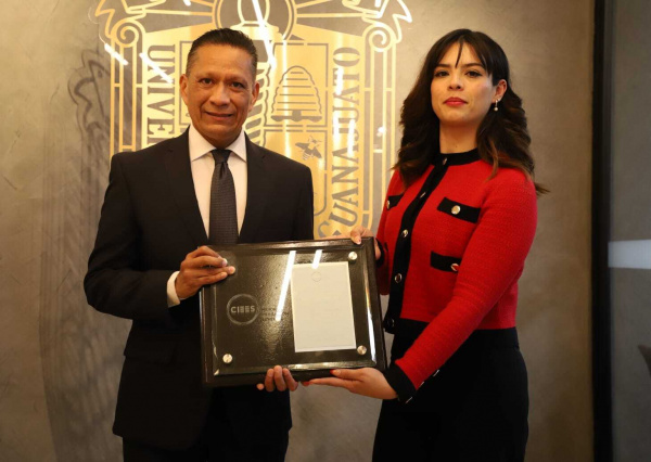 Recibe Rector General de la UG, un reconocimiento nacional por su labor en la mejora continua de la educación superior del país 