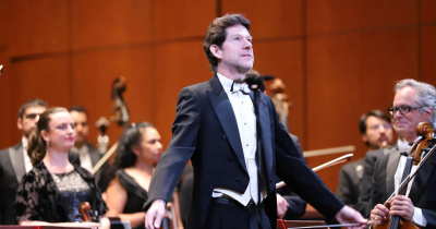 Ovaciona público a Juan Carlos Lomónaco y OSUG en su inicio de temporada