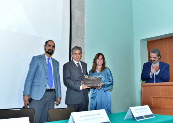 Reconocen aportes del Dr. Manuel Torres Hernández a la psicología en la UG 