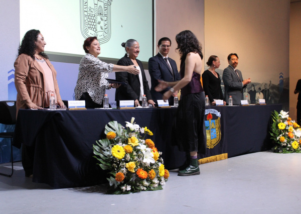 Egresan profesionistas de Arquitectura, Arte y Diseño de la UG
