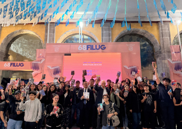 Donan al nivel medio superior de la UG mil libros de la colección “25 para el 25” del Fondo de Cultura Económica