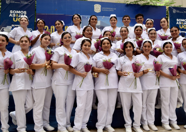 Imponen cofias y pasan la luz a la generación 2020-2024 de Enfermería en la DICIVA