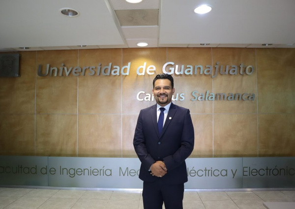 Certifican por primera vez a un profesor UG para evaluar programas educativos de nivel superior en el área de ciencias sociales y administrativas