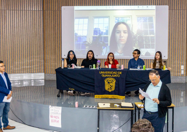 De la física a la inteligencia artificial: comunidad egresada de posgrados de Física comparten sus trayectorias