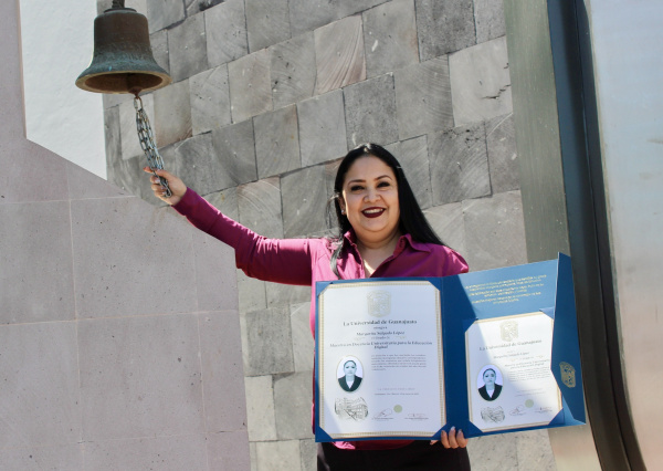 Se entregan títulos a comunidad egresada de licenciaturas y maestrías de la DICIS de la UG