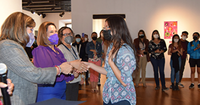 La muestra “Deconstruir el espacio para hacerlo seguro: el arte nos libera” amalgama propuestas creativas de alumnas UG