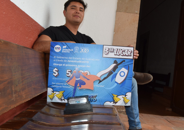Premian proyecto de pasteurizador solar para alimentos líquidos de alumno de Energías Renovables UG 