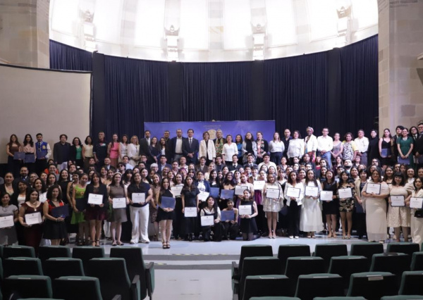 Egresan 186 profesionales de las Ciencias Sociales y las Humanidades en la UG