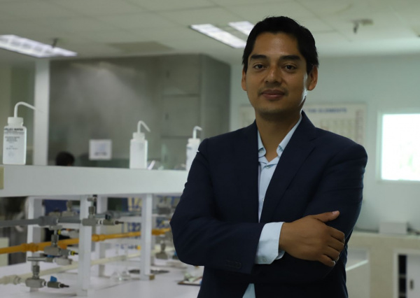 Investigador UG desarrolla un prototipo con IA para la impresión de implantes ortopédicos biodegradables