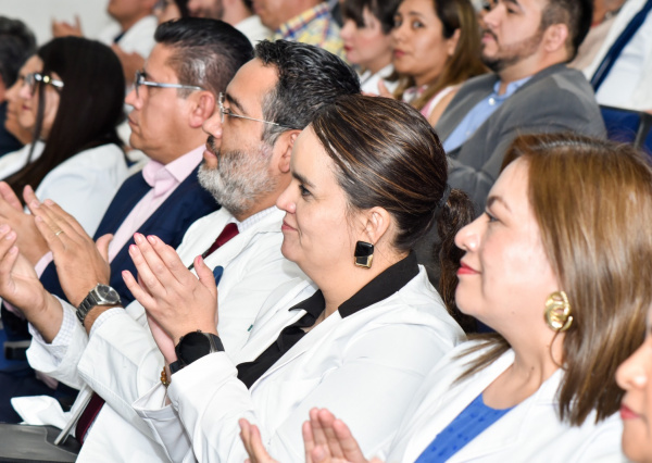 Egresan médicas y médicos especialistas de la Universidad de Guanajuato