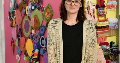 Investigadora de la UG visibiliza el trabajo de las artistas desde productos textiles