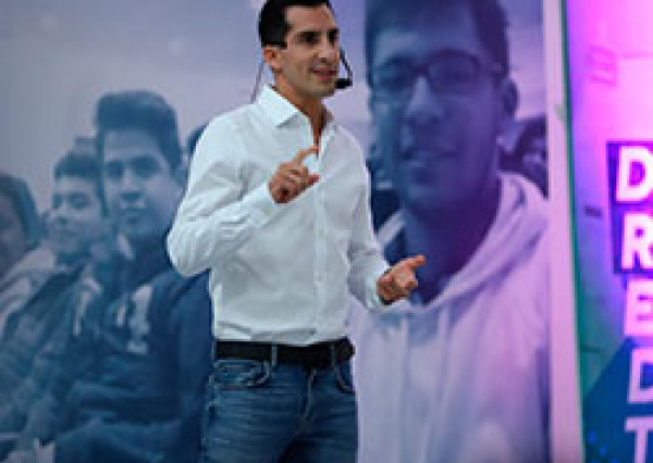 El clavadista olímpico Rommel Pacheco celebra el “Día DE” con estudiantes UG