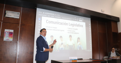 Estudiantes reciben conferencia sobre comunicación política y legislativa en Guanajuato 