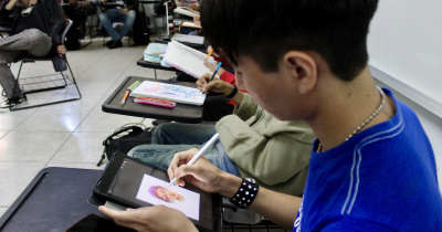 En la UG, concilian arte y amor propio con el pintor Jasiel Caminante