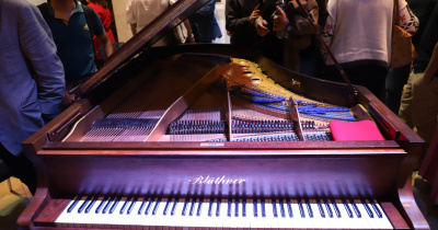 El legado del Dr. Gonzalo Contreras llega al MUG con un piano Blüthner del siglo XIX