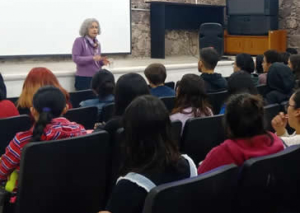 Dialogan estudiantes del nivel medio superior con investigadora en matemáticas 