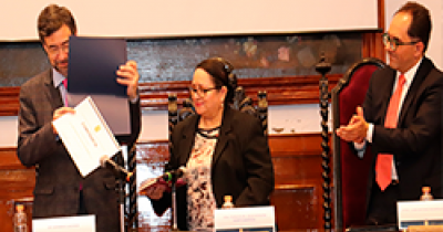 La biología obligará a redefinir el Derecho, sostiene Gerardo Laveaga durante la presentación de su libro en la UG 