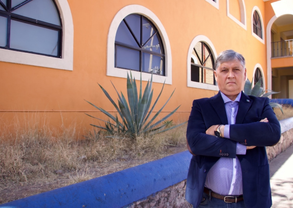 Del cosmos a la ingeniería: la visión multidisciplinaria del Dr. Israel Quiros, académico UG