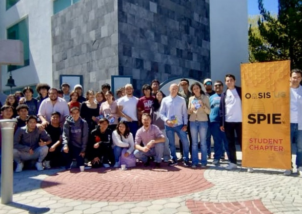Estudiantes de SPIE OASIS UG conmemoran el Día Internacional de la Fotónica y el Año de Ciencia y Tecnología Cuánticas (IYQ)