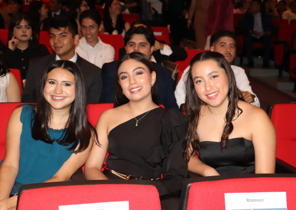 Egresa nueva generación de Arquitectura, Arte y Diseño de la UG