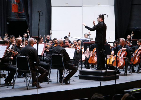 Fascina al público Iván López Reynoso y la OSUG