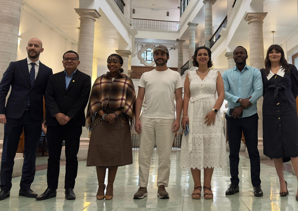 Diplomáticos de varios países comparten charla con la comunidad universitaria