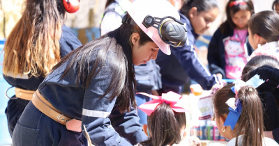 UG lleva actividades científicas a niñas de la comunidad de Mexiamora