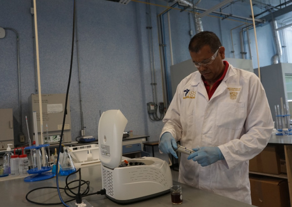 Investigador de la UG realiza proyectos científicos que reducen el impacto ambiental y fortalecen la economía local