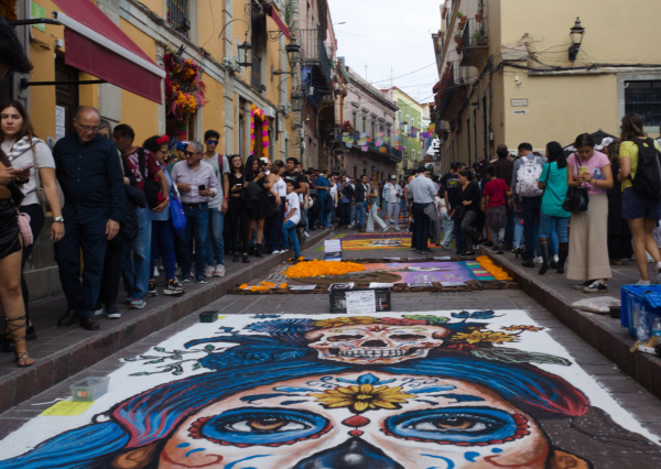 Más de 200 estudiantes UG darán vida a los “Tapetes de la Muerte”