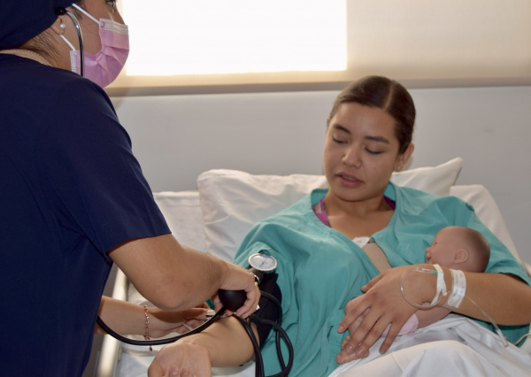 Estudiantes de Enfermería UG se actualizan en la atención a la paciente gineco obstétrica y al recién nacido