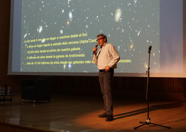 Miguel Alcubierre comparte modelos científicos con comunidad UG