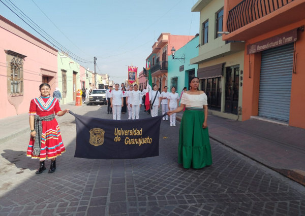 Comunidad universitaria del Campus Celaya-Salvatierra presente en el desfile cívico del 20 de noviembre