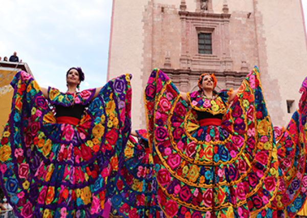 Con programa folklórico concluye Espiral Foro Universitario 2022